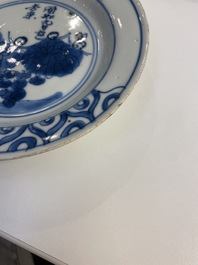 Een Chinees blauw-wit bordje met chrysanten en een gedicht, Tianqi merk en periode